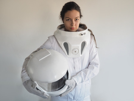 白い背景の上の女性宇宙飛行士 幻想的な宇宙服です 宇宙空間の探査 の写真素材 画像素材 Image 白い背景の上の女性宇宙飛行士 幻想的な宇宙服です 宇宙空間の探査 の写真素材 画像素材 Image