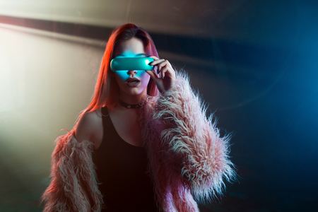 未来的なメガネバーチャルリアリティ サイバーパンクスタイル ネオンライトで美しい若い女性 の写真素材 画像素材 Image