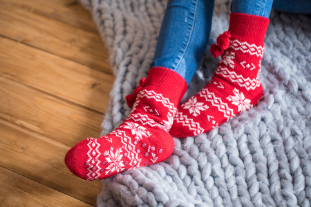ニット ブランケットにかわいい赤と白ソックスで女性の足 の写真素材 画像素材 Image