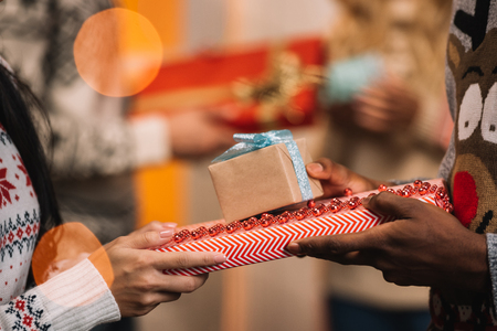 カップルのクリスマス プレゼント交換 の写真素材 画像素材 Image カップルのクリスマス プレゼント交換 の写真素材 画像素材 Image