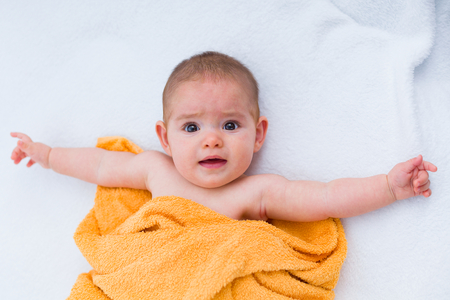 Beau Bebe Couche Sur Le Lit Faisant Une Drole De Tete A La Camera Banque D Images Et Photos Libres De Droits Image