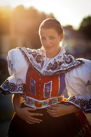 伝統を維持 豪華に飾られたセレモニアル ドレス 地域チマチョゴリ Kyjov 民族衣装 南モラヴィア州 チェコ共和国 の若い女性 の写真素材 画像素材 Image