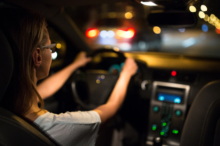 夜 車を運転して女性のドライブ の写真素材 画像素材 Image 夜 車を運転して女性のドライブ の写真素材 画像素材 Image
