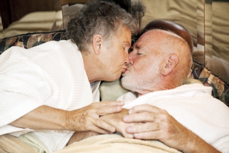 おやすみのキス ベッドの中でロマンチックな年配のカップル の写真素材 画像素材 Image