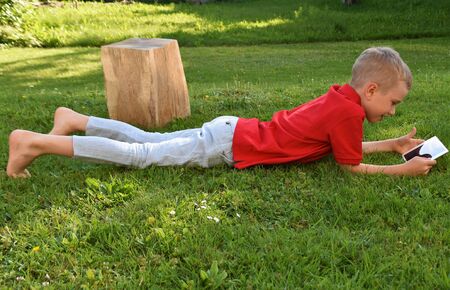 Jungen barfuß kitzeln