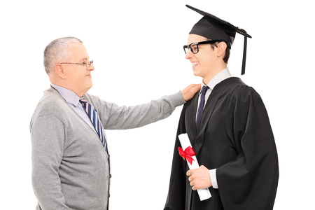 28034305-padre-felicita-a-su-hijo-para-graduarse-aisladas-sobre-fondo-blanco.jpg