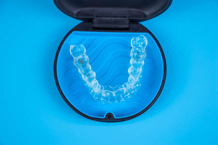 Przezroczysty aparat invisalign w plastikowym etui. niewidoczne aparaty ortodontyczne i nakładki