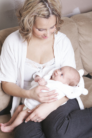 小さな赤ちゃんの授乳中の写真 の写真素材 画像素材 Image