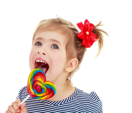 かわいい金髪少女と喜びの棒でカラフルなキャンディを舐めていると 彼女の頭に赤の弓 キャンディー カラーで描かれた目に見える言語 閉じる Up On の新年は紫の背景 の写真素材 画像素材 Image かわいい金髪少女と喜びの棒でカラフルなキャンディを舐めていると 彼女の頭に赤の弓 キャンディー カラーで描かれた目に見える言語 閉じる Up On の新年は紫の背景 の写真素材 画像素材 Image