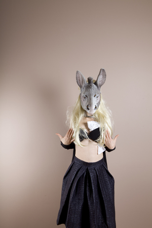 笑いは最良の薬 ブロンドのステレオタイプを笑う トイレット ペーパーの中で黒いブラを身に着けている金髪のロバ女 の写真素材 画像素材 Image 笑いは最良の薬 ブロンドのステレオタイプを笑う トイレット ペーパーの中で黒いブラを身に着けている金髪のロバ女 の写真素材 画像素材 Image