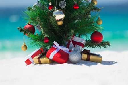 夏にビーチで過ごしたクリスマスの時間 美しい砂浜のプレゼントに囲まれたクリスマスツリー コピー用のスペースを持つ浅いドーフ の写真素材 画像素材 Image