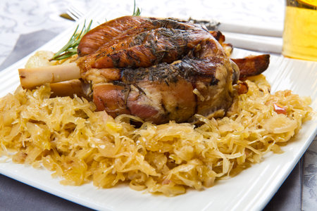 grilled pork: shank thịt lợn nướng với dưa bắp cải