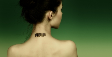 個人情報の保護 彼女の首にバーコードを持つ少女 の写真素材 画像素材 Image