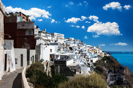 イア村 サントリーニ島クラデス島 ギリシャ 白い建物 青の教会の屋根と多くの色の花と街の美しい景色 の写真素材 画像素材 Image