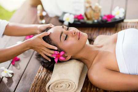 Massage: Массажист делает массаж головы азиатской женщины в спа салон