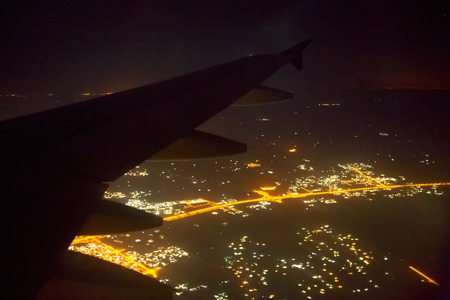 Vista Desde La Ventana De Un Avión En La Noche Fotos, Retratos, Imágenes Y Fotografía De Archivo Libres De Derecho. Image 41742478.
