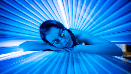 Tanorexia: Cuando broncearse no es bueno. Imagen obtenida de: https://us.123rf.com/450wm/luckybusiness/luckybusiness1510/luckybusiness151000320/46626644-atractivo-bronceado-mujer-joven-en-solarium-y-sonriente-.jpg?ver=6