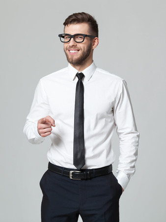 Sección Media De Hombre De Negocios Joven En Forma De Pie Sección Media De Hombre De Negocios Joven En Forma De Pie