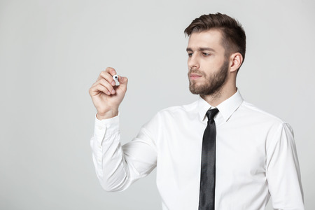Sección Media De Hombre De Negocios Joven En Forma De Pie Sección Media De Hombre De Negocios Joven En Forma De Pie