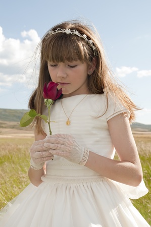 La comunión vestido de niña en la pradera Stock Photo