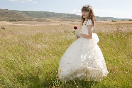 La comunión vestido de niña en la pradera Stock Photo