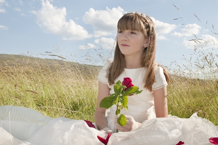 La comunión vestido de niña en la pradera Stock Photo