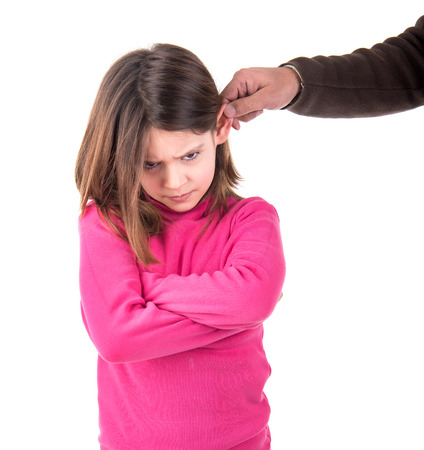 耳を引っ張ると罰されている若い女の子 の写真素材 画像素材 Image