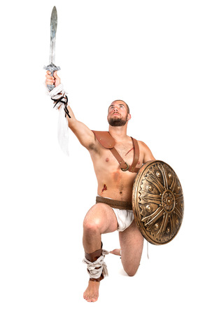 剣闘士や戦士の盾と剣の屋外の戦いの準備でポーズ の写真素材 画像素材 Image