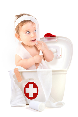 救急キット ボックスで包帯で遊ぶかわいい男の子 の写真素材 画像素材 Image