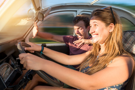 夕暮れ時 運転といえば 携帯電話で少年は怖いと祈りの女の子と車の中のカップル の写真素材 画像素材 Image 夕暮れ時 運転といえば 携帯電話で少年は怖いと祈りの女の子と車の中のカップル の写真素材 画像素材 Image