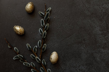 Bonne notion de pâques. préparation pour les vacances. oeufs de pâques décorés d'or saule sur fond de schiste noir foncé grunge rayé à la mode. espace de copie vue de dessus plat minimalisme simple