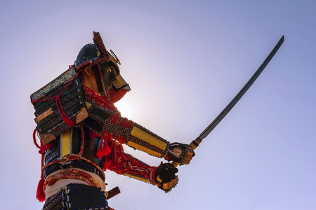 Samurai In Alten Rustung Mit Einem Schwert In Einem Angriff Krieger Lizenzfreie Fotos Bilder Und Stock Fotografie Image 53116748