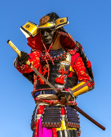 Samurai In Alten Rustung Mit Einem Schwert In Einem Angriff Krieger Lizenzfreie Fotos Bilder Und Stock Fotografie Image 53116748