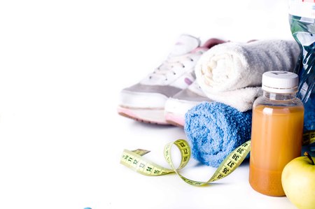 Jus de fruits frais et accessoires de fitness. Concept de mode de vie sain