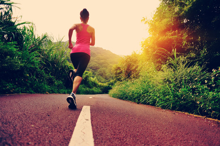 Corredor de la mujer de la aptitud se ejecuta en rastro Foto de archivo - 50332530