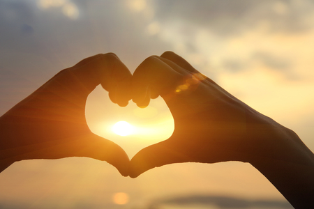 ハート手に対して明るい海の夕日を作ると日当たりの良い方法で黄金水で の写真素材 画像素材 Image ハート手に対して明るい海の夕日を作ると日当たりの良い方法で黄金水で の写真素材 画像素材 Image