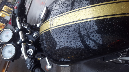 レトロなチョッパー ブラック タンクとパリの路上駐車 の写真素材 画像素材 Image