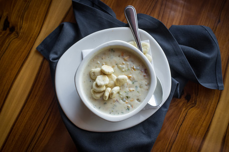 クリーミーなニュー イングランドのクラムチャウダーとオイスター クラッカー添え の写真素材 画像素材 Image