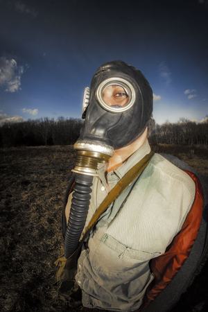 ホースを呼吸で本格的なロシアのガスマスクを身に着けている怖い女の子 の写真素材 画像素材 Image ホースを呼吸で本格的なロシアのガスマスクを身に着けている怖い女の子 の写真素材 画像素材 Image