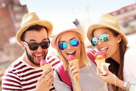 ice cream: Một hình ảnh của một nhóm bạn ăn kem trước bánh xe lớn ở Gdansk