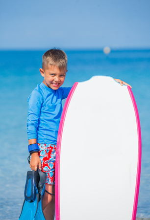 小さなかわいい男の子サーフボード サーフィンを学ぶ の写真素材 画像素材 Image