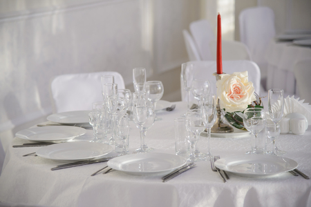 お祝いテーブル設定 食物と一緒にお祝い丸テーブルです 糊のきいたナプキン カトラリー お祝い食事 内のレストラン サービス休日 ホールのデザイン の写真素材 画像素材 Image