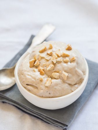 ice cream: Homemade chay kem chuối đá (ở đây, halva hương vị, với Tahina) phục vụ với hạt điều.