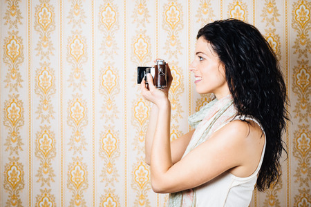 流行に敏感な女性の観賞用の壁紙にビンテージ レトロなフィルム カメラで写真を撮って の写真素材 画像素材 Image 流行に敏感な女性の観賞用の壁紙にビンテージ レトロなフィルム カメラで写真を撮って の写真素材 画像素材 Image