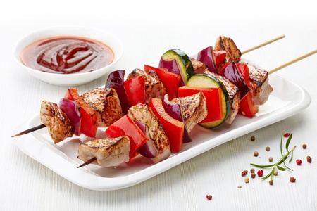 grilled pork: phi lê thịt lợn nướng và rau trên nền trắng, thịt lợn nướng