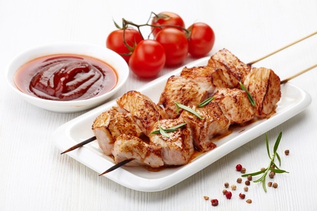 grilled pork: nướng thịt lợn vào đĩa trắng