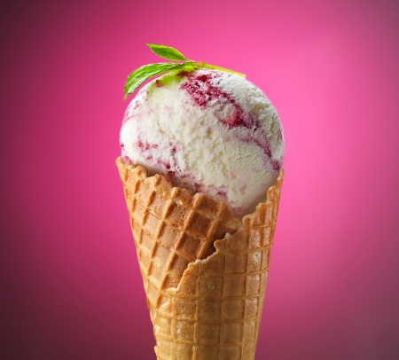 ice cream: kem scoop trong nón waffle trên nền màu hồng Kho ảnh