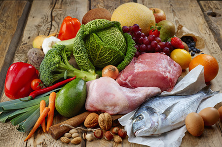 Divers produits de régime de Paleo sur la table en bois