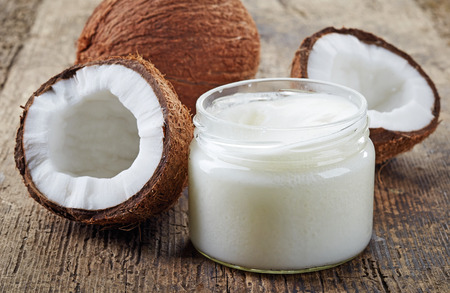 coconut: dầu dừa và dừa tươi trên bàn gỗ cũ