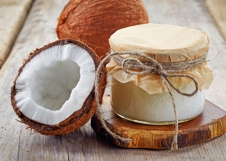 coconut: lọ dầu dừa và tươi dừa trên bàn gỗ Kho ảnh
